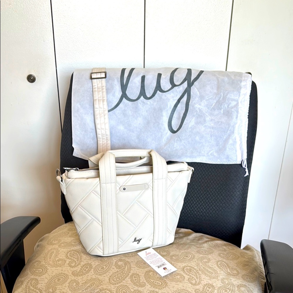 Lug Matte Luxe Crossbody with Tote Handles - Dory Medium
Color: Pebblew/IcePop